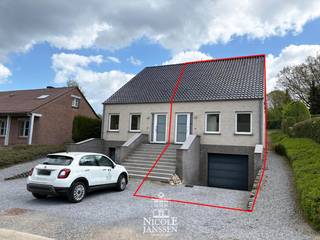 In de rustige Dornestraat 23A in Maaseik vind je deze charmante halfvrijstaande woning met drie slaapkamers, een inpandige garage en een gezellige tuin. Je geniet hier van comfortabel wonen op een aangename locatie, vlakbij het centrum, winkels en scholen.<br /><br />=> Gelijkvloers<br />- Inkomhal met gastentoilet met lavabo<br />- Ruime leefruimte met open keuken<br />- Keuken is praktisch ingedeeld en voorzien van het nodige comfort<br />- Achterinkom/berging wasplaats aansluitend bij de keuken <br /><br />=> Verdieping<br />- Overloop<br />- Drie slaapkamers, waarvan één gebruikt kan worden als dressing<br />- Betegelde badkamer met douche, toilet en enkele lavabo in badkamermeubel<br /><br />=> Kelder<br />- Opbergruimtes <br />- Inpandige garage <br /><br />=> Indeling <br />- Gelijkvloers: inkomhal met apart toilet, woonkamer met open keuken, berging/wasplaats<br />- Verdieping: overloop, drie slaapkamers, badkamer<br />- Kelder: inpandige garage, opbergruimtes