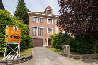 Welkom in deze schitterende driegevelwoning in Grimbergen.Deze charmante driegevelwoning onderscheidt zich door haar unieke combinatie van ruimte, karakter en ligging. Gelegen in een rustige, groene omgeving en omringd door open velden, geniet u hier dagelijks van privacy en een uitzonderlijk wooncomfort.De woning combineert ruime leefruimtes met een aangename lichtinval dankzij de grote raampartijen. De authentieke inkomdeur en houten vloer dragen bij aan het karakter van de woning.Een gemoderniseerde keuken met hoogwaardige apparatuur combineert functionaliteit met stijl. De 3 grote slaapkamers bieden comfortabele privéruimtes, en de grote badkamer heeft voldoende ruimte voor het hele gezin. Als kers op de taart, is de zolderverdieping inrichtbaar als echte “master bedroom”. Buitenshuis geniet u van een prachtige aangelegde tuin met majestueuze bomen. Een prachtige, gietijzeren, veranda biedt de perfecte ruimte voor ontspanning, met uitzicht over de weelderige groenzone. Zo kan u het hele jaar, doorheen de seizoenen, genieten van uw tuin. Dankzij de oprit en de grote garage, hoeft u zich geen zorgen te maken over parkeerplek. Ideaal voor wie een stijlvol familiehuis zoekt in een groene setting.