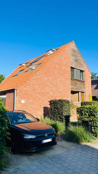 Op zoek naar een instapklare woning waar rust, natuur en een vlotte bereikbaarheid samenkomen? Deze verzorgde gezinswoning ligt in een rustige, groene woonwijk, op slechts 50 meter van het bos De Kleine Doolhof. Winkels, scholen en de autosnelweg zijn bovendien snel bereikbaar.<br /><br />Met een bewoonbare oppervlakte van 215 m² op een perceel van 641 m² biedt deze woning alle ruimte voor comfortabel wonen. Dankzij de grote raampartijen, warme parketvloeren, houtkachel en het mooie uitzicht op de volledig aangelegde zuid gerichte tuin geniet je overal van een aangename, lichte sfeer.<br /><br />De inkomhal met gastentoilet geeft toegang tot een praktische berging/wasruimte. De leefruimte sluit aan op de gezellige keuken en een aparte bureauruimte, ideaal voor thuiswerk. Buiten vind je een garage, een polyvalente tuinkamer (atelier, hobbyruimte of praktijk) en een verzorgde tuin met twee zonnige terrassen. Het groendak op garage en tuinkamer versterkt het duurzame karakter van de woning.<br /><br />Op de eerste verdieping bevinden zich drie ruime slaapkamers en een comfortabele badkamer met ligbad, inloopdouche, dubbele wastafel en tweede toilet. Via een vaste trap bereik je de volledig afgewerkte zolder, perfect als vierde slaapkamer, bureau, speelkamer of hobbyruimte.<br /><br />Ook op vlak van energie scoort deze woning uitstekend met een EPC-label B, drievoudige beglazing, zonnepanelen en een zonneboiler. Daarnaast beschikt de woning over een alarmsysteem.<br /><br />Troeven:<br /><br />- 215 m² bewoonbare oppervlakte<br />- Perceel van 641 m²<br />- Rustige ligging vlak bij De Kleine Doolhof in doodlopende straat <br />- 3 slaapkamers + afgewerkte zolder<br />- Aparte bureauruimte<br /> -Garage en polyvalente tuinkamer<br />- Droge kelder <br />- Volledig aangelegde tuin met 2 terrassen<br />- Gunstige EPC<br />- Zonnepanelen en zonneboiler<br />- Alarmsysteem<br />- Vlotte verbinding naar winkels, scholen en autosnelweg<br /><br />Een warme, energiezuinige gezinswoning waar ruimte, comfort en een unieke groene ligging perfect samenkomen.
