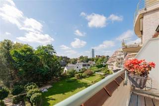 Ruim, instapklaar appartement met terras en staanplaats. In de groene omgeving van de Residentie Mayflower in Sint-Denijs-Westrem bevindt zich dit...