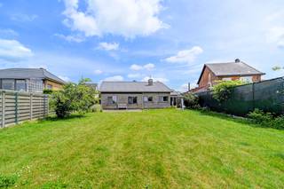 [[ DIT PAND NEEMT DEEL AAN DE ERA OPEN HUIZEN DAG OP 13/6 VAN 16:00 TOT 17:00 ]] 
<p>Te koop: Gelijkvloerse woning in Tielt-Winge, op wandelafstand van het busstation en met een volledig omheinde tuin.</p><p>Bekijk de woning hier alvast volledig virtueel zowel binnen als buiten.</p><p><br /></p><p>Deze woning uit 1973 ligt in een rustige, landelijke omgeving met vrij uitzicht over de velden. Dankzij de ligging nabij het busstation van Tielt-Winge geniet je van vlotte verbindingen, terwijl de omheinde tuin privacy en veiligheid biedt. De woning combineert een praktische indeling met een veranda en een gezellige woonkamer met kachel.</p><p><br /></p><p>Belangrijkste ruimtes:</p><p>• Woonkamer met kachel en veel lichtinval</p><p>• Keuken met inductiekookplaat, combi-oven en vaatwasser</p><p>• Veranda met zicht op de tuin</p><p>• Badkamer met inloopdouche, toilet en wastafel in meubel</p><p>• Twee slaapkamers</p><p>• Bureel</p><p>• Berging</p><p>• Volledig omheinde tuin</p><p><br /></p><p>Troeven:</p><p>• Op wandelafstand van het busstation Tielt-Winge</p><p>• Landelijke ligging met open zicht</p><p>• Volledig omheinde tuin</p><p><br /></p><p>Neem vandaag nog contact op met je ERA-makelaar voor een bezoek.</p><p><br /></p><p>JOUW DROOMHUIS. ZO GEVONDEN!</p>