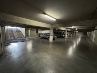 Bent u op zoek naar een veilige en vlot bereikbare parkeeroplossing in Middelkerke? Deze garagebox, gelegen in de Koninginnelaan 99, biedt een praktische oplossing voor het stallen van uw wagen of als extra opslagruimte.<br /><br />De garage heeft een afmeting van ongeveer 5,10 m diep en beschikt over een praktische indeling die geschikt is voor verschillende types wagens. Dankzij het gebouw in eigen beheer geniet u bovendien van een uiterst lage syndicale kost.<br /><br />Afmetingen:<br /><br />Hoogte: 2,02 m<br /><br />Breedte inrit: 2,12 m<br /><br />Breedte garage: 2,38 m<br /><br />Diepte: 5,10 m<br /><br />De centrale ligging in Middelkerke zorgt voor een vlotte bereikbaarheid en maakt deze garage interessant voor zowel eigen gebruik als investering.<br /><br />Voor meer informatie of een bezoek kunt u contact opnemen met Inti op inti@immofrancois.be of 0499 74 89 74.<br /><br />