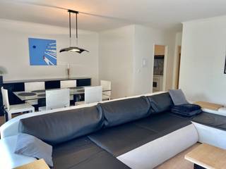 Dit mooie gemeubeld twee slaapkamer appartement ligt vlakbij de zeedijk. Met twee aparte slaapkamers, een ingerichte keuken en living met meubels ,...