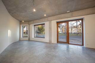 WILRIJK - Den Brandt: Volledig gerenoveerd handelsgelijkvloers van ca 95m² naast Maison Guiette van Le Corbusier. BESCHRIJVING: Dit...