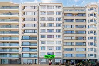 Gelegen aan de Albert I-Promenade, bevindt u zich hier op een toplocatie te Oostende. Op wandelafstand heeft u al het fraais wat Oostende te bieden heeft; gaande van strand en zee tot horeca en winkels. <br /><br />Het pand is logisch ingedeeld met een gezellige leefkamer en aansluitend de functionele keuken. Het appartement heeft daarenboven een zeer ruim binnenterras met tal van ruimte voor een eettafel of leefhoek. <br /><br />Achterin het kelderappartement is er één ruime slaapkamer alsook de badkamer. Hier is er gewerkt met een lavabo en een douchecabine, het toilet is apart. <br /><br />Dankzij deze topligging pal aan het strand in centrum Oostende biedt dit pand een waaier aan mogelijkheden. <br /><br />Aarzel niet en neem contact op voor meer info of een afspraak. <br /><br />
