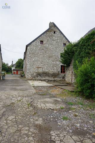 <p><strong>Gebouw in natuursteen in Awan (Aywaille)</strong></p><p>Ontdek een woning vol potentieel gelegen in het hart van Awan, met 231 m² woonruimte op 428 m² grond. </p><p>Dit unieke object is een zeldzame kans voor iedereen die een persoonlijke woonruimte wil creëren met behoud van het authentieke karakter van een stenen gebouw.</p><p><strong>Belangrijkste kenmerken (kavel3):</strong></p><ul><li>Twee ruime slaapkamers met verschillende indelingsmogelijkheden.</li><li>Een enorme ruimte voor renovatie, ideaal voor projectliefhebbers of mensen die hun eigen huis op maat willen maken.</li><li><p>Traditionele stenen gevel voor een tijdloze uitstraling en onmiskenbare charme.</p><br /></li></ul><p><strong>Uiterlijke kenmerken :</strong></p><p>De buitenruimte biedt de mogelijkheid om te worden ingericht als tuin of terras, ideaal voor momenten van ontspanning in de buitenlucht.</p><p><strong>Ontwikkelingsmogelijkheden :</strong></p><p>Deze woning trekt aan door zijn flexibiliteit en grenzeloze potentieel. Of je nu op zoek bent naar een unieke hoofdwoning of een ontwikkelingsproject, dit huis is je blanco canvas.</p><p>Een niet te missen kans voor wie ervan droomt om een oud gebouw om te toveren in een moderne, persoonlijke woning. Neem contact met ons op voor meer informatie en om vandaag nog een bezichtiging te regelen.</p>