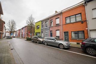 Bent u op zoek naar een ruime stadswoning met een praktische indeling en een gunstige EPC-score? Deze woning aan de Hamerstraat 36 combineert een centrale ligging in Mechelen met verrassend veel ruimte en diverse mogelijkheden voor gezinnen, thuiswerkers of wie extra kamers wenst.<br /><br /><strong><u>Indeling</u></strong><br />Via de inkomhal betreedt u de woning. Vooraan bevindt zich een bureau, gevolgd door de zitplaats. Verder treffen we de eetplaats met aansluitend de keuken. Achteraan bevindt zich een berging met de verwarmingsketel en een apart toilet.<br /><br />Op de eerste verdieping beschikt de woning over een wasplaats, een badkamer en een slaapkamer.<br /><br />Via een vaste trap bereiken we de zolderverdieping waar zich een slaapkamer aan de voorzijde en een tweede slaapkamer aan de achterzijde bevinden. Daarnaast is er nog een extra zolderruimte ingericht als polyvalente ruimte, ideaal als hobbyruimte, bureau of extra slaapkamer.<br /><br />De woning beschikt bovendien over een kelder die kan benut worden als extra opslagruimte.<br /><br /><u><strong>Technische informatie</strong></u><br />De woning behaalt een EPC-label C (214 kWh/m²), waardoor er geen renovatieverplichting geldt. De verwarming gebeurt via aardgas met een condenserende gasketel. Verder is de woning voorzien van dubbele beglazing in PVC-profielen. Elektrische installatie is conform en goedgekeurd. Het huis is asbestveilig.<br /><br /><u><strong>Buurtinformatie</strong></u><br />De woning is gelegen in een aangename woonomgeving aan de rand van Mechelen, met een vlotte verbinding naar het stadscentrum, het station en de belangrijkste invalswegen richting Antwerpen, Brussel en Leuven. Winkels, scholen, openbaar vervoer en recreatiemogelijkheden bevinden zich in de nabije omgeving, waardoor deze ligging een ideale combinatie vormt van bereikbaarheid en dagelijks wooncomfort.<br /><br />Bent u op zoek naar een ruime woning met mogelijkheden op een goed bereikbare locatie in Mechelen? Contacteer Ilkay via 0495 12 99 54 of ilkay@consimmo.be voor meer informatie of een bezoek ter plaatse.