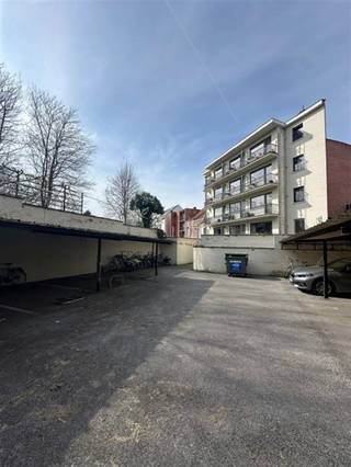 <p>Dans un emplacement exceptionnel à Louvain, nous vous proposons à la location une place de parking en surface, située au 117 Tervuursestraat.</p><p>Cette place de parking bénéficie d'un emplacement stratégique, à proximité de l'UZ Leuven Gasthuisberg, du Campus Arenberg (KU Leuven) et à quelques pas du centre-ville historique. Grâce à sa liaison pratique avec l'E40 et le périphérique de Louvain, cette place de parking est idéale pour les riverains, les navetteurs, les employés ou les étudiants à la recherche d'une solution de stationnement sûre et facilement accessible.</p><p>Ce parking en surface est facilement accessible et offre une solution pratique à ceux qui souhaitent éviter les problèmes de stationnement dans ce quartier.</p><p>Pour plus d’informations ou pour prendre rendez-vous, vous pouvez nous appeler au 0470 59 65 44 ou nous envoyer un e-mail à verhuur@connect-immo.be</p>
