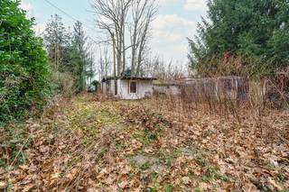<p>Vragen of bezoek? Contacteer Dimitry via dimitry@copandi.be of 0493 37 27 43.</p><p></p><p>Dit ruime perceel van 815m² bevindt zich op wandelafstand van de welgekende E10-plas. U kan hier wonen in een bosrijke omgeving en genieten van alle rust. U bent op korte afstand van invalswegen en winkels.</p><p></p><p>Samengevat: een ideale locatie met de nodige portie rust. Er is een servitudeweg van 3 meter breed voorzien naar het achtergelegen perceel. Het huidige pand is geheel te renoveren of af te breken.</p><p></p><p>De bouwvoorschriften voor dit woongebied met landelijk karakter zijn een maximale bebouwde oppervlakte van 150m², waarbij 60% van het perceel aangelegd en gevrijwaard moet worden als onverharde ruimte, met een maximale kroonlijsthoogte van 7 meter en een maximale nokhoogte van 11 meter.</p><p></p><p>Het huidige pand kan eventueel verbouwd worden tot een woning met een ruime leefruimte en een naastgelegen keuken met ruime berging. Verder vindt u drie kamers (17,20m², 11,20m² en 6,20m²) terug die dienst kunnen doen als slaapkamers met een bijhorende badkamer die voorzien is van een douche en aansluitingen voor een wasmachine en droogkast.</p><p></p><p>U kan deze woning steeds bekijken via onze virtuele 3D-tour.</p>