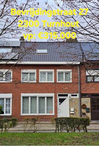 Goed gelegen, instapklare woning met een gunstige EPC B 165kw/u.U komt binnen in een charmante gang waar ook het toilet bevindt. Verder is de living...