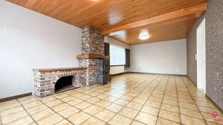 Bij ImmoFusion 7/7 “open huis”: klik op onze 3D-TOUR. Ervaar vastgoed alsof je er zelf doorloopt!In een straat met enkel plaatselijk verkeer bevindt...