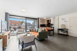 <p>Dit moderne en instapklare éénslaapkamerappartement is gelegen in Sleidinge, op wandelafstand van winkels, openbaar vervoer en andere dagelijkse voorzieningen.</p><p>Dankzij het bouwjaar 2022 geniet je hier van hedendaags wooncomfort en een uitstekende energiezuinigheid.</p><p> </p><p>Het appartement beschikt over een<strong> </strong>lichtrijke leefruimte met een volledig ingerichte open keuken. Vanuit de leefruimte heb je rechtstreeks toegang tot het aangename terras. Verder omvat het appartement een ruime slaapkamer, een moderne badkamer met dubbele wastafel en inloopdouche, een afzonderlijk toilet en een praktische berging/wasplaats.</p><p>Tot slot beschikt het appartement over een ondergrondse privatieve autostaanplaats en twee privatieve kelderbergingen.</p><p> </p><p>Het appartement is momenteel verhuurd, wat deze eigendom eveneens bijzonder interessant maakt als investering. De woning biedt dankzij het recente bouwjaar, het EPC-label A en de energiezuinige voorzieningen een aantrekkelijk en zorgeloos investeringspotentieel.</p><p> </p><p>Interesse om dit appartement te bezichtigen?<br />Plan nu uw afspraak in op het nummer 0499/84.71.00 of via chabelli@vastgoeddevos.be.</p>
