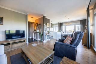 Hecht u veel belang aan mooi wonen en zou u graag ook willen genieten van een uitstekende bereikbaarheid? Dan stellen wij u dit appartement voor, gelegen op de 6de verdieping van een verzorgd gebouw. <br /><br />Indeling<br />U betreedt het zuid-west georiënteerde hoekappartement via een centrale inkomhal, dewelke toegang verleent aan een slaapkamer, een badkamer met inloopdouche, een apart toilet met handenwasser en een ruime, zeer lichtrijke leefruimte, waar de woonkamer naadloos overloopt naar een geïnstalleerde open keuken. Deze is voorzien van een koelkast, een diepvries, vaatwasser, kookplaat, en combi-oven, wasmachine en droogkast. Vanuit de woonkamer hebt u toegang tot een aangenaam terras, waar u kan genieten van de zomerse dagen. <br />Tot slot beschikt dit appartement over een privatieve kelderberging, een gemeenschappelijke fietsenberging en de autostaanplaatsen achteraan zijn vrij te gebruiken door de bewoners. <br /><br />Gemeenschappelijke kosten: €130/maand (Provisie water, verwarming, minuterie, onderhoud gemene delen en tuin, lift, aandeel syndicuskosten)<br /><br />Ligging<br />Het eigendom geniet van een aantrekkelijke ligging. U bent op één straat verwijderd van de Draakplaats en Dageraadplaats, waar u kan genieten van ontelbare hippe bars en restaurants. Verder stopt vlakbij bus 20 en de inrit van de Ring bevindt zich op een steenworp van uw voordeur. <br /><br />Pluspunten<br />- AAA-locatie<br />- Energielabel B<br />- Instapklaar <br />- Uitstekende ligging<br /><br />Beschikbaarheid: 1/9/2026<br /><br />Voor meer informatie kan u steeds contact opnemen met One vastgoed!