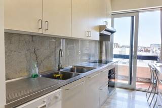 Het appartement is gelegen op de zesde verdieping van een goed onderhouden gebouw en biedt een comfortabele woonomgeving op een central locatie.<br /><br />Omvatten: Een ruime inkomhal met praktische ingemaakte vestiairekasten. Volledig geïnstalleerde keuken is afgewerkt met een duurzaam marmeren werkblad en biedt alle comfort voor dagelijks gebruik. Aansluitend tot een terras.<br /><br />2 Ruime slaapkamers, grote Living, 1 afzonderlijk gastentoilet, 1 badkamer met douchecabine en aansluitingen voor wasmachine en droogkast. Daarnaast is er een privatieve kelderberging inbegrepen.<br /><br />Troeven van het appartement:<br /><br />Grote raampartijen met dubbele beglazing die zorgen voor een overvloed aan natuurlijk licht.<br />Zeer centrale ligging, op wandelafstand van scholen, winkels en openbaar vervoer.<br />Twee liften aanwezig in het gebouw.<br />Recent gerenoveerde inkomhal/lobby.<br />Goed onderhouden residentie.<br />Dit appartement is de ideale keuze voor wie op zoek is naar een comfortabele woonst met veel lichtinval en een uitstekende bereikbaarheid.