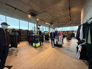 Op zoek naar een geschikte locatie voor uw bedrijf of kantoor, met een moderne uitstraling? Zoek dan niet langer verder!<br /><br />Dit pand is volledig instapklaar en biedt door de uitstekende ligging, een hoge visibiliteit voor uw onderneming. Het pand bestaat uit twee verdiepingen, respectievelijk 272 m² en 289 m² en is uitgerust met moderne voorzieningen; zoals airconditioning, .... Tevens beschikt het pand over voldoende parkeermogelijkheid voor u en uw bezoekers. <br /><br />De locatie is uitstekend bereikbaar, met de E40 op slechts 10 minuten afstand, en bevindt zich centraal tussen de belangrijke economische regio's van Brugge-Gent-Kortrijk.<br /><br />Het pand is beschikbaar vanaf 01/06/2025 of eerder in overleg. <br />Parkeergelegenheid rondom en/of onder het gebouw. <br />De eerste verdieping is uitgerust met keuken en frigo! <br /><br />Troeven: <br />- Volledig instapklaar (keuken, frigo, airco, internet,...);<br />- Energiezuinig;<br />- Voldoende parkeermogelijkheid (met autolaadpaal!);<br />- Grote visibiliteit;<br />-...