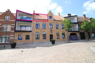 Pal in het centrum van Westrozebeke, bevindt zich dit prachtig recent appartement op de 2de verdieping van het gebouw. Het appartement omvat een...