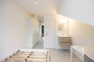 <p><span>Volledig nieuwe studentenstudio in centrum Heverlee.</span></p><p><span>Deze studio van 31 m² op de bovenste verdieping heeft een rechtstreekse inkom en een afzonderlijke eethoek met uitgebreide keuken.</span></p><p><span>De slaaphoek is voorzien van een dubbel bed en een ruime kleerkast. Centraal bevindt zich een afgesloten badkamer met douche en toilet.</span></p><p><span>Achteraan kan je genieten van een terrasje. Achteraan is een fietsenstalling voorzien.</span></p><p><span>De studio is volledig bemeubeld en voorzien van een warmtepomp.</span></p><p><span> </span></p><p><span>Geniet het eerste jaar van gegarandeerde huurinkomsten en kwalitatief beheer. Verwachte huurinkomst van 825 EUR/maand.</span></p><p><span> </span></p><p><span>Interesse? Contacteer ons via 016 15 31 15 of <span>info@immolivit.be</span></span><span> </span></p><p><span> </span></p><p><span> </span></p>