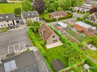 Deze alleenstaande woning is gelegen in een doodlopende straat in het landelijke Outrijve en biedt een ideale combinatie van rust, ruimte en bereikbaarheid. Dankzij de gunstige ligging geniet je van een rustige woonomgeving, terwijl winkels, scholen en verbindingswegen vlot bereikbaar blijven.<br /><br /><u><strong>Indeling</strong></u><br />Via de inkomhal krijg je toegang tot de lichtrijke leefruimte met zithoek en eetplaats. Aansluitend bevindt zich de keuken met praktische verbinding naar de dubbele garage en de kelder. Op het gelijkvloers is eveneens een gastentoilet aanwezig.<br />Op de verdieping bevinden zich 4 volwaardige slaapkamers, een badkamer en een afzonderlijk toilet. De woning biedt veel mogelijkheden voor gezinnen of wie extra ruimte wenst voor bureau of hobbyruimte.<br />Buiten geniet je van een aangename, zongerichte tuin waar het rustig vertoeven is.<br /><br /><u><strong>Technisch</strong></u><br />De woning beschikt over centrale verwarming met een condenserende ketel van 2018, dubbele beglazing en een <strong>gunstig EPC-label B</strong>.<br />De dubbele garage is uitgerust met elektrische poorten en biedt heel wat praktische bergruimte.<br /><br /><u><strong>Troeven</strong></u>
<ul>
	<li>Alleenstaande woning</li>
	<li>EPC-label B</li>
	<li>Rustige ligging in doodlopende straat</li>
	<li>4 slaapkamers</li>
	<li>Dubbele garage met elektrische poorten</li>
	<li>Centrale verwarming vernieuwd in 2018</li>
</ul>
<u><strong>Contact</strong></u><br />Meer info of een bezoek ter plaatse? Contacteer Beau op 0494 52 19 62 of via beau@real-immo.be
