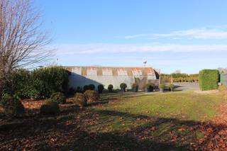 WEGENS VERHUIS :Volledig uitgeruste plantenkwekerij te koop te Zwevegem op 1,22 ha.De kwekerij is rondom omheind met hagen en voorzien van volledige...