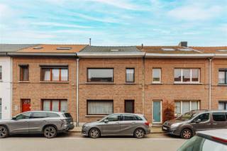 <h3><span>Gezellige woning met diepe tuin</span></h3><p><span>In de Rosveldstraat, op wandelafstand van scholen, het centrum van Schoten, supermarkten en openbaar vervoer, bevindt zich deze gezellige gesloten bebouwing met een diepe, groene tuin. Een woning met veel potentieel, ideaal als starterswoning of gezinswoning.</span></p><p><span>Troeven:</span></p><ul><li><span>Centrale ligging in Schoten</span></li><li><span>Scholen, winkels en openbaar vervoer op wandelafstand</span></li><li><span>Diepe, groene tuin</span></li><li><span>Gezellige woning met warme sfeer</span></li><li><span>Zolderverdieping met vaste trap, Mogelijkheid tot extra kamer(s)</span></li><li><span>EPC D geen renovatie verplichting</span></li></ul><p><span>Omschrijving:<br />Bij het binnenkomen voel je meteen de huiselijke en gezellige sfeer die deze woning typeert. De leefruimtes zijn aangenaam ingedeeld en vormen een fijne basis om stap voor stap naar eigen smaak op te frissen.</span></p><p><span>Achteraan ligt een diepe tuin, rijk aan groen en verrassend rustig. Een plek waar kinderen kunnen spelen, waar je kan tuinieren of simpelweg genieten van lange dagen buiten.</span></p><p><span>Op de verdiepingen bevinden zich de slaapkamers (waarvan de 4de kleinste kamer niet is afgebeeld op de foto's), met daarboven een zolderverdieping die reeds bereikbaar is via een vaste trap. Een belangrijke troef, want deze ruimte biedt de mogelijkheid om extra kamer(s) te creëren, zoals een bureau, hobbyruimte of bijkomende slaapkamers.</span></p><p><span>De woning heeft een EPC-score D, wat betekent dat er geen renovatieverplichting geldt. Wie het comfort verder wil verhogen, kan wel energetische verbeteringen overwegen om de woning toekomstgericht te maken.</span></p><p><span>Een huis met een warm gevoel en ruimte om in te groeien.</span></p><p><span> </span></p><p><span>Wenst u deze woning eens te komen bezichtigen? Aarzel dan niet een neem contact op via <span>christophe@sinjoor.be</span></span><span> of 036466655</span></p>