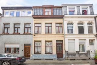 Dit huis is zonder enige twijfel de definitie van een ‘diamond in the rough’. Achter deze imposante gevel schuilt een woning boordevol...