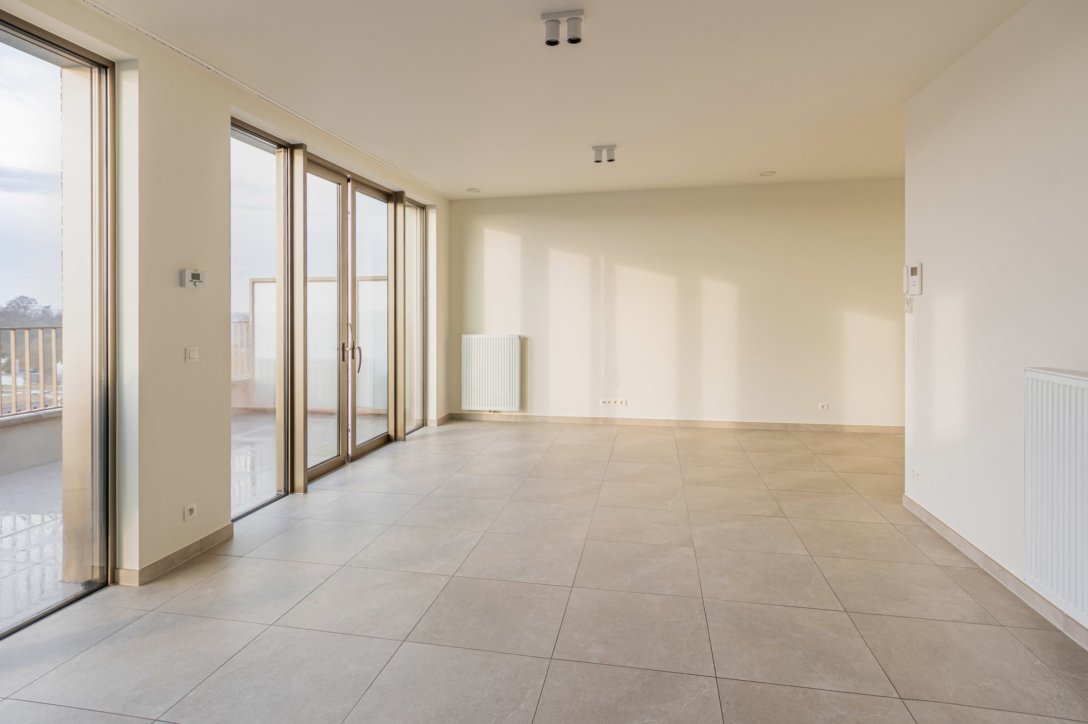 Instapklaar tweeslaapkamerappartement met terras - foto 4