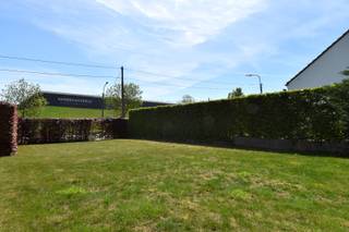 Ontdek deze charmante bungalow in het groene Aalbeke, een rustige omgeving nabij het bruisende Kortrijk. Deze woning biedt talloze mogelijkheden en is ideaal voor zowel gezinnen als professionals.<br /><br />Indeling als volgt:<br />Bij binnenkomst word je verwelkomd in een ruime inkomhal met een elegante dubbele deur die toegang geeft tot de lichte en ruime leefruimte. Deze gezellige ruimte is perfect ingedeeld met een zithoek, waar je kan ontspannen bij de knusse open haard, en een royale eetplaats voor onvergetelijke diners met vrienden en familie. Ingemaakte kasten voorzien.<br /><br />Aansluitend vind je een volledig uitgeruste keuken, een waar paradijs voor kookliefhebbers. Met veel opbergmogelijkheden en hoogwaardige apparatuur, waaronder een Miele stoomoven, is deze keuken van alle gemakken voorzien. Een gezellige ontbijtplaats maakt het plaatje compleet.<br /><br />Geniet van de rust in de veranda met prachtig uitzicht op de tuin, een ideale plek om in alle seizoenen van de natuur te genieten.<br /><br />Via de nachthal is er toegang tot 3 ruime slaapkamers, waarvan 2 met ingemaakte kasten. De vernieuwde badkamer is een ware luxe met een inloopdouche, ligbad en een dubbel lavabomeubel. Een apart toilet is voorzien.<br /><br />Bijzonder aan deze woning is de ruime praktijkruimte van net geen 50 m², die rechtstreeks toegankelijk is via een aparte ingang. Deze veelzijdige ruimte is opgedeeld in 4 verschillende ruimtes en beschikt over een apart toilet, waardoor het perfect is voor een thuiskantoor, therapieruimte of andere professionele doeleinden.<br /><br />Tot slot beschikt deze over een dubbele garage met een geïntegreerde wasplaats en extra opbergruimte, wat zorgt voor maximaal gemak en comfort. Daarnaast zijn er vier parkeerplaatsen op eigen terrein beschikbaar.<br /><br />EXTRA TROEVEN: centrale ligging, dubbele beglazing, grote volumes...<br /><br />Kortom, zeker een bezoek waard!<br /><br />Onze ref. DEV4621