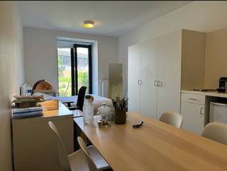 <p><strong><span>Looking for an exclusive student studio in a prime location?</span></strong><span> This beautiful and luxurious </span><strong><span>28 m² studio</span></strong><span> combines comfort, tranquillity, and an exceptional location, just a short walk from Leuven's </span><strong><span>Grand Market Square (Grote Markt)</span></strong><span> and the lively </span><strong><span>Old Market Square (Oude Markt)</span></strong><span>.<br /><br /></span></p>
<p><span>Located on the </span><strong><span>ground floor at the quiet rear of the building</span></strong><span>, the studio overlooks the beautifully landscaped garden. One of its standout features is the </span><strong><span>spacious 23 m² private terrace</span></strong><span>—the perfect place to relax, study outdoors, or enjoy the peaceful surroundings.<br /><br /></span></p>
<p><span>The studio is fully equipped with a </span><strong><span>private bathroom</span></strong><span> (washbasin, toilet, and shower) and a </span><strong><span>fully fitted kitchenette</span></strong><span>. It is also offered </span><strong><span>fully furnished</span></strong><span> with a desk, chair, bookshelf, wardrobe, double bed, refrigerator, and blackout roller blinds, making it completely move-in ready.<br /><br /></span></p>
<p><span>As an added bonus, all residents have access to a beautiful </span><strong><span>700 m² shared garden</span></strong><span>—a unique green oasis in the heart of the city, ideal for studying, relaxing, or enjoying the sunshine.<br /><br /></span></p>
<p><strong><span>Available from 15 September 2026.</span></strong><br /><strong><span>Rent:</span></strong><span> €850 per month + €60 monthly advance payment for utilities.<br /><br /></span></p>
<p><strong><span>Available to students only.</span></strong></p>
