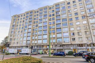 Ontdek dit goed onderhouden 2 slaapkamer appartement, ideaal gelegen in een rustige en toch centrale buurt. Op wandelafstand bevindt zich het koning Albertpark en Harmoniepark. <br />Het appartement biedt een praktische indeling, perfect voor starters, koppels of investeerders.<br />Bij binnenkomst betreedt u een ruime inkomhal met afzonderlijk gastentoilet. De lichtrijke leefruimte met grote ramen biedt een aangename sfeer. <br /><br />De gesloten keuken is uitgerust met toestellen en biedt voldoende kastruimte. <br />De slaapkamers zijn ruim en rustig gelegen, en geven beide rechtstreeks toegang tot het zonnig terras met uitzicht op groen, ideaal voor ontspanning of een gezellig ontbijt in de buitenlucht. Ook geven deze een directe toegang tot de badkamer, voorzien van een ligbad, lavabo en aansluiting voor een wasmachine.<br />Het appartement beschikt verder over dubbele beglazing, energiezuinige verwarming en een praktische indeling die optimaal gebruik maakt van de beschikbare ruimte.<br /><br />Pluspunten:<br />Ruim en lichtrijk appartement<br />Zonnig privéterras<br />Afzonderlijk toilet<br />Gerenoveerde badkamer<br />Energiezuinig<br />Centrale, doch rustige ligging<br />Ideaal voor wie centraal en modern wil wonen met alle voorzieningen binnen handbereik. <br /> 