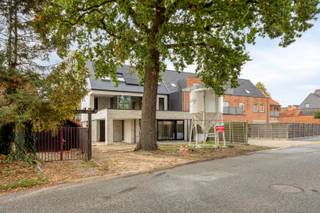 Gelijkvloers nieuwbouwappartement met 2 slaapkamers met recreatievoorzieningen, horeca en OV binnen handbereik geniet u van maximaal wooncomfort. De nabijheid van de N103, N18 en de Zuiderring zorgt ervoor dat niet alleen het appartement, maar ook de omliggende gemeenten gemakkelijk bereikbaar zijn.<br /><br />Omschrijving:<br />Comfort en kwaliteit staan centraal in dit project. Elk appartement wordt afgewerkt met hoogwaardige materialen, waarbij u de mogelijkheid heeft om afwerkingen naar eigen smaak te kiezen, conform het lastenboek. Dankzij de toepassing van de nieuwste technieken voldoet elke wooneenheid aan de hedendaagse en toekomstige normen. Bovendien worden alle appartementen uitgerust met zonnepanelen, wat bijdraagt aan een duurzame en energiezuinige woonomgeving.<br /><br />Het appartement heeft een bewoonbare oppervlakte van 107 m² en bestaat uit:<br />- Inkomhal<br />- Gastentoilet<br />- 2 ruime slaapkamers<br />- Badkamer<br />- Berging/wasplaats<br />- Leefruimte met eet- en zitgedeelte<br />- Volledig uitgeruste open keuken<br />- Terras van 17m²<br />- Tuin van 60m²<br /><br />Daarnaast wordt er bij het appartement een carport en een tuinberging voorzien, die verplicht bij aan te kopen zijn. Deze prijzen zijn exclusief 21% btw en registratierechten.<br /><br />Voor meer informatie of om een bezoek aan dit project te plannen, staan wij graag voor u klaar. Neem gerust contact met ons op via info@vastengoed.be of telefonisch via 014/72.73.74.<br /><br />Wenst u een gratis schatting van uw eigendom? Contacteer ons vrijblijvend voor een afspraak.
