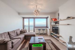 Appartement 2 slpk+slaaphoek met zeezicht en EPC (B!) in Middelkerke<br /><br />Ontdek dit prachtige appartement met een schitterend zeezicht, ideaal voor wie comfortabel wil wonen aan de kust. Gelegen op de 5de verdieping van de Zeedijk geniet u van een ideaal zicht op zee. Dankzij de praktische indeling straalt het appartement ruimte, licht en comfort uit.<br /><br />Bij binnenkomst betreedt u een ruime inkomhal (met gastentoilet) die een warm welkom biedt. De leefruimte is open en luchtig, met een volledig functionele open keuken. Twee ruime slaapkamers en een slaaphoek bieden comfortabel plaats aan in totaal minstens zes personen. Verder is er een moderne badkamer met inloopdouche. Het zonnige terras aan de achterzijde nodigt uit om te ontspannen in de zon, terwijl de berging handig is voor strandmateriaal of persoonlijke spullen.<br /><br />Het appartement werd reeds vernieuwd doorheen de jaren (behalve de ramen aan de voorzijde), met nieuwe gasketel en afvoerkanaal (november 2025), en beschikt over aansluitingen voor een afwasmachine. Er is een fietsenstalling op -1 met 2 fietsen inbegrepen. Het appartement is nooit verhuurd geweest.<br /><br />Gunstige ligging en omgeving<br /><br />- Dicht bij het Casino en winkels, in een rustige omgeving<br /><br />- Ruime parkeergelegenheid achter het appartement<br /><br />- Slechts 200 meter van de duinen<br /><br />- Vlak bij sportinfrastructuur zoals zwembad en tennis<br /><br />- Dankzij de toplocatie aan zee combineert dit appartement rust, comfort en een prachtige uitzicht.<br /><br />Voor meer informatie of een bezoek kunt u contact opnemen met Inti via inti@immofrancois.be<br /><br /> of 0499 74 89 74.<br /><br />