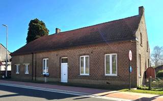 4129 ca TOPLIGGING aan het straatje naar "Het Schulens Meer" in Linkhout/Lummen.Hoeve, 153 m² gelijkvloers, met in de tuin 3 stallingen ( 160 m²...