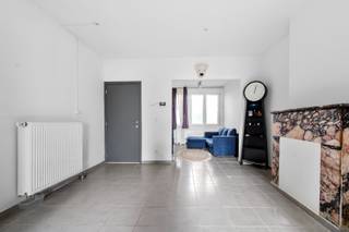 Deze woning werd deels gerenoveerd in 2017 maar vraagt nog enige renovatie. De indeling is als volgt: inkomhal, lichtrijke leefruimte,...