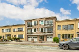 Op de eerste verdieping van een kleinschalig gebouw met slechts vier appartementen bevindt zich dit hoogwaardig gerenoveerde appartement van 76 m². Het appartement werd volledig vernieuwd met kwalitatieve materialen en is bovendien volledig instapklaar, inclusief schilderwerken en kwalitatieve led verlichting.<br /><br />De lichtrijke leefruimte met open, volledig uitgeruste keuken (met AEG toestellen, Liebherr ijskast en Novy dampkap) vormt samen een aangename woonruimte van ca. 35 m². Aansluitend aan de keuken bevindt zich een praktische wasplaats/berging. Vooraan beschikt het appartement over een gezellig terras.<br /><br />Verder zijn er twee slaapkamers, een afzonderlijk gastentoilet en een stijlvol afgewerkte badkamer met inloopdouche, wastafel met onderkast en spiegelkast.<br /><br />Een absolute troef is de zeer ruime en brede garage van maar liefst 45 m² met plaats voor 2 wagens aangevuld met een aparte berging en een private oprit met plaats voor nog een extra wagen.<br /><br />Niet alleen het appartement, maar het volledige gebouw werd grondig onder handen genomen. Dit resulteert in een uitstekend EPC-label A (59). Ook de elektrische installatie is conform en het appartement is asbestveilig. De zonnepanelen op het dak voorzien bovendien per appartement een vermogen van ca. 2,5 kWp.<br /><br />Een volledig afgewerkt en energiezuinig appartement met uitzonderlijk veel parkeer- en bergruimte, gelegen in een kleinschalig gebouw.<br /><br />Interesse? Maak vandaag nog een afspraak en ontdek dit instapklare appartement ter plaatse.
