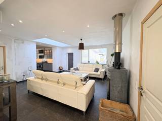 Ontdek deze <strong>ruime woning in Heule/Kortrijk,</strong> ideaal gelegen nabij Kortrijk. <br />Met <strong>4 slaapkamers </strong>en een <strong>afzonderlijke bureauruimte</strong> biedt deze woning tal van mogelijkheden voor gezinnen, zelfstandigen of hobbyisten. Als kers op de taart beschikt de woning over een <strong>verwarmd zwembad</strong> en een gunstig <strong>EPC-label C</strong> – een unieke combinatie van ruimte, comfort en veelzijdigheid!<br /><br />Indeling: <br />- Gelijkvloers:<br />inkom, eetkamer, keuken, woonkamer, toilet, washok, slaapkamer met badkamer, afzonderlijke bureauruimte<br /><br />- 1e verdiep: <br />slaapkamer en badkamer<br /><br />-2e verdiep:<br />2 slaapkamers<br /><br />Tuin met verwarmd zwembad en bar + terras, oprit/koer<br /><br /><strong>Troeven:</strong><br />- 4 slaapkamers,<br />- Afzonderlijke bureauruimte,<br />- Verwarmd zwembad,<br />- EPC C,<br />- Gunstige ligging<br />- Zonnepanelen (11)<br />
