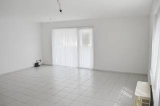 Gelijkvloers appartement te huur in centrum Oudenburg. Dit instapklaar appartement heeft een zonnige tuin, woonkamer met heel veel lichtinval en open keuken (ingericht met toestellen), 2 slaapkamers, badkamer met ligbad en berging. Rustig gelegen. Beschikbaar vanaf 01/09/2026. Geen huisdieren volgens algemeens reglement van de basisakte. Maandelijkse huurprijs:€ 825/ maand + 50 euro syndickosten/maand + € 25 provisie water+ garage inbegrepen.<br />EPC 330 kWh/m² (ref:OU29145)