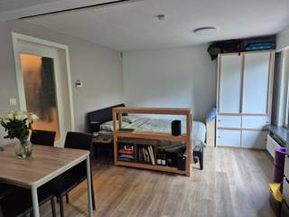 <p>Lichtrijke gelijkvloerse studio van 35 m² in een rustige straat in Sint-Amandsberg, met een privétuin en een grote hobbyruimte/tuinhuis voor je hobby of project. Door de ligging bereik je station Gent-Dampoort op 5 minuten fietsen en het centrum op 10 minuten, terwijl Park Rozenbroeken om de hoek ligt.</p><p>Indeling:<br />- Lichtrijke leefruimte/slaapkamer met raam en deur naar de tuin<br />- Aparte keuken met elektrisch fornuis, oven, spoelbak, dampkap en wasmachineaansluiting<br />- Badkamer met grote douche, lavabomeubel en toilet<br />- Hobbyruimte/tuinhuis van ±24 m²<br />- Noord-Oost gerichte privétuin. Samen met de hobbyruimte een zeldzame troef.<br />- Extra gedeelde bergruimte</p><p>Praktisch:<br />- Maakt deel uit van een kleine appartementsblok met in totaal 3 woonunits<br />- Huurprijs: €850 per maand, plus €10 gemeenschappelijke kosten per maand<br />- Huurwaarborg: 3 maanden<br />- Beschikbaar vanaf 15 november 2026<br />- Niet bemeubeld, sommige meubels kunnen overgenomen worden<br />- Nutsvoorzieningen (water, gas, elektriciteit, internet) sluit je zelf af<br />- Centrale verwarming op gas, EPC D, 316kWh/(m2 jaar)<br />- Parkeren kan in de straat (gratis met een bewonerskaart)</p><p>Bij interesse stuurt u een mail met een korte introductie en uw laatste 3 loonfiches.</p>