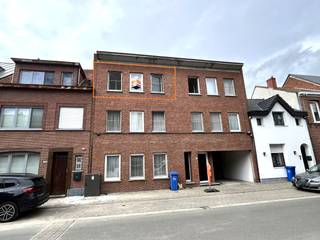 Dit verzorgd appartement is gelegen op de tweede verdieping van een gebouw zonder lift. Indeling: een inkomhal met apart toilet en handenwasser, een woon- en eetkamer 24m² op laminaat met toegang tot het Zuid-West georiënteerde balkon met opbergkast, een open keuken die is uitgerust met een oven, een inductievuur, een vaatwasser, een koelkast, een diepvries en een microgolfoven. Er zijn 2 slaapkamers (8m² en 14m²) en een badkamer die voorzien is van een ligbad/douche, een wastafel en een aansluiting voor uw wasmachine/droogkast. Tevens is er een kleine aparte bergruimte in het appartement en een privatieve berging op het gelijkvloers. Geen algemene kosten! Op een steenworp van het centrum van Brasschaat, het openbaar vervoer, winkels, scholen, ...