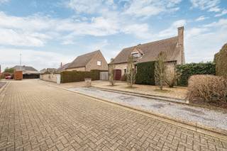 <p><strong>RUIME ENERGIEZUINIGE VILLA MET 3 (MOGELIJK 4) SLAAPKAMERS OP ZUID-WEST GEORIENTEERD PERCEEL VAN 07 ARE 08 CA IN EEN RUSTIGE DOODLOPENDE STRAAT VLAKBIJ HET CENTRUM VAN HASSELT (KURINGEN) <br /></strong></p>
<p>Wie droomt van rustig wonen zonder in te boeten aan ruimte en comfort, voelt zich hier meteen thuis. Deze rustieke verzorgde open bebouwing uit 1991 ligt verscholen in een doodlopende straat waar het leven nog net iets trager gaat en kinderen effectief nog buiten spelen. De woning werd mooi in de breedte ingeplant op een perceel van 7a 08ca, goed voor een aangename tuinbeleving én een ideale zuidwestoriëntatie, zonnekloppers zullen hier dus weinig reden tot klagen hebben.</p>
<p>Met een bewoonbare oppervlakte van maar liefst 213 m² biedt deze woning alle ruimte die een gezin zich kan wensen. De lichtrijke leefruimte vormt samen met de recent vernieuwde keuken het kloppend hart van het huis, waar koken, leven en gezellig samenzijn moeiteloos in elkaar overlopen. Of u nu uitgebreid kookt (stoomoven en combi-oven aanwezig!) of eerder specialist bent in afhaalmenu’s: deze keuken kan het allemaal aan.</p>
<p>De woning beschikt momenteel over drie volwaardige slaapkamers en één dressing. Een vierde kamer is dus eenvoudig te creëren. Ideaal voor een groeiend gezin, een thuisbureau of eindelijk die hobbyruimte waarvan u zichzelf al jaren belooft dat u ermee zal beginnen. Praktische bergingen zorgen ervoor dat ook minder fotogenieke spullen netjes uit het zicht blijven.</p>
<p>Ook achter de schermen zit het goed. In 2020 werd een nieuwe Viessmann hoogrendement aardgasketel geplaatst en dankzij het slimme Honeywell-klimaatsysteem kunnen de meeste ruimtes afzonderlijk verwarmd worden. Airconditioning zorgt bovendien voor verkoeling tijdens warme zomerdagen. Met 18 zonnepanelen, recent geplaatst dubbel glas en een stevig geïsoleerd dak (30 cm isolatie) denkt deze woning ook aan uw energiefactuur.</p>
<p>De inpandige garage beschikt over een elektrische poort én een laadpunt voor elektrische wagens. Een alarmsysteem waakt bovendien discreet over het geheel.</p>
<p>Buiten wacht een zonnige tuin waar u in alle privacy kan genieten van lange zomeravonden, terwijl het ruime tuinhuis van 16 m² plaats biedt aan fietsen, tuinmateriaal of spullen waarvan u voorlopig nog niet weet waarom u ze bewaart.<br /><br />De woning beschikt over bijzonder veel inbouwmaatwerk. Dit zit uiteraard inclusief de verkoopprijs.</p>
<p>Kortom: een ruime, technisch goed uitgeruste en bijzonder rustig gelegen gezinswoning waar comfort, energiezuinigheid en levenskwaliteit hand in hand gaan. Een huis dat niet alleen praktisch klopt, maar ook gewoon fijn aanvoelt vanaf het eerste moment dat u binnenstapt.<br /><br />Graag eens een bezoek ter plaatse? Bel ons op 011 96 51 76 of mail ons op info@momentumvastgoed.be</p>