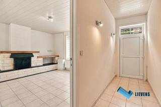 Deze instapklare rijwoning is gelegen in het centrum van Koekelare, op wandelafstand van de winkels, scholen, horeca, ...<br /><br />Woning is absoluut instapklaar. Centrale verwarming op aardgas aanwezig (recent werd nog een nieuwe ketel geplaatst).<br /><br />Ideale aankoop voor een jong gezin/alleenstaande of als opbrengsteigendom om te verhuren.