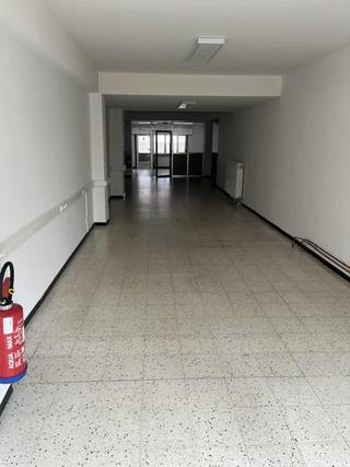 Beschrijving:<br />Ruime, multifunctionele kantoor- / handelsruimte gelegen in het hart van Mechelen, op Zandpoortvest 28.<br />Goed bereikbaar met de wagen, openbaar vervoer en alle voorzieningen binnen handbereik<br /><br />Locatie: Strategisch gelegen in Mechelen, met zichtbaarheid en doorgang van voetgangers en verkeer<br />Oppervlakte: 127 m²<br /><br />Indeling: Gelijkvloers met etalage / ingang, mogelijkheid om op te delen in verschillende bureelruimtes / werkzones / toonzaal (afhankelijk van bestemming).<br />EPC / Energieklasse: C<br /><br />Bestemming: Bestemming geschikt voor kantoor, vrij beroep, winkel, dienstverlening, etc. <br />Financiële info:<br />Prijs / huurprijs: 1.150€/maand<br />Provisie: €175<br />Beschikbaar vanaf: Onmiddellijk