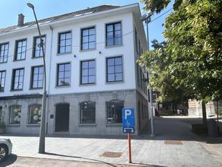Dit mooi ingericht één-slaapkamer appartement is gelegen op de Markt 40 in Diepenbeek.  Dit is centraal gelegen tussen Hasselt - Genk - Bilzen.  Er zijn uitgebreide mogelijkheden om de wagen te parkeren in de nabije buurt.  Door de ligging is deze ook op wandelafstand van de lokale winkels en horeca.<br />Je komt via de inkomhal in de ruime leefruimte waar je kan genieten van veel natuurlijke lichtinval.  Verder is er een keuken met alle hedendaagse toestellen, een berging en een gastentoilet aanwezig.  Je kan van de zon genieten op het mooie half overdekte terras op de achterzijde van het gebouw.  Verder is er de slaapkamer met ingebouwde kasten en een aanliggende badkamer met douche en toilet.  Het appartement is nieuw geschilderd en voorzien van verduistering en verlichting.  Er is een lift voorzien.<br />Onder is er nog een kelderberging voorzien.  De vaste kosten bedragen €80.<br />Er is de mogelijkheid om een autostaanplaats extra bij te huren, maar parkeren kan met een bewonerskaart.<br />Wens je dit mooi appartement te zien neem dan contact op met Valère Vangeel via valere@vestio.com of tel  0472 32 34 24.<br />Via www.vestio.com kan je steeds een bezoek aanvragen na het openen van het pand.