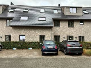 Dit instapklare gelijkvloers appartement combineert een praktische indeling met een topligging nabij het dorpscentrum met winkels en openbaar vervoer.<br /><br />Het appartement beschikt over een gezellige woonkamer met open keuken, een handige berging, twee volwaardige slaapkamers, een badkamer en een afzonderlijk toilet. Vanuit de leefruimte heb je rechtstreeks toegang tot het ruime terras. <br /><br />Achter het gebouw is een autostaanplaats voorzien en is er een fietsenstalling beschikbaar. De nabijheid van de oprit van de E17 zorgt bovendien voor een uitstekende bereikbaarheid.<br /><br />Een ideale woonplek voor wie op zoek is naar comfort, ruimte en een vlotte verbinding.<br />(Maandelijkse vaste kosten: 50 €)
