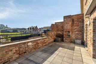 <p><span>Uniek vastgoedaanbod te Haaltert: gebouw met 2 ruime appartementen en prachtige open zichten!</span></p><p><span>Bent u op zoek naar een </span><span>interessante vastgoedinvestering met verhuurpotentieel</span><span>? Dan biedt dit gebouw, bestaande uit twee ruime en volwaardige appartementen, een mooie kans!</span></p><p><span>Dankzij de aanwezigheid van twee afzonderlijke woongelegenheden, elk met hun eigen indeling en buitenruimte, leent dit eigendom zich uitstekend als </span><span>opbrengsteigendom</span><span>.</span></p><p><span>INDELING</span></p><p><span>1/ Appartement op het gelijkvloers (93m²) (epc C label 234)</span></p><p><span>Dit aangename appartement beschikt over een lichtrijke woonkamer met open keuken, twee volwaardige slaapkamers, een badkamer en een afzonderlijk toilet. </span></p><p><span>Aansluitend aan de keuken vinden we ook een bergruimte. </span></p><p><span>Een absolute troef is de </span><span>perfect georiënteerde tuin</span><span>, waar u in alle rust en privacy kunt genieten van prachtige open zichten. </span></p><p><span>Bovendien is er een praktische buitenberging aanwezig.</span></p><p><span> </span></p><p><span>2/ Duplexappartement met ruime terrassen (epc B label 134)</span></p><p><span>Het tweede appartement strekt zich uit over twee verdiepingen en beschikt daarnaast over een ruime opbergzolder.</span></p><p><span>Op de eerste verdieping bevindt zich een gezellige woonkamer met open keuken en een sfeervolle gashaard. </span></p><p><span>Vanuit de leefruimte heeft u rechtstreeks toegang tot een </span><span>ruim terras met schitterende, open vergezichten</span><span>.</span></p><p><span>Verder vindt u op deze verdieping een praktische berging, een badkamer en een afzonderlijk toilet.</span></p><p><span>De tweede verdieping biedt plaats aan drie volwaardige slaapkamers, een tweede badkamer en een extra berging. Twee slaapkamers beschikken bovendien over een </span><span>eigen terras</span><span>, waar u opnieuw kunt genieten van de prachtige omgeving en het weidse uitzicht.</span></p><p><span>De zolderverdieping zorgt voor heel wat extra opbergruimte.</span></p><p><span> </span></p><p><span>Extra troeven</span></p><p><span>Het gebouw beschikt eveneens over een garage en een oprit, wat zorgt voor bijkomend comfort en parkeergelegenheid.</span></p><p><span>Het volledige gebouw wordt uitsluitend als één geheel te koop aangeboden.</span><span> </span></p><p><span>Een bijzonder interessant aanbod voor wie op zoek is naar een investering, een combinatie van wonen en verhuren. </span></p><p><span>Laat u verrassen door de ruimte, de aangename buitenruimtes en vooral de prachtige open zichten die deze eigendom te bieden heeft!</span></p><p><span> </span></p><p><span>Interesse in deze opbrengsteigendom? Vraag uw bezoek aan via <span>eefje@immodhondt.be</span></span><span> of bel 0498 88 88 89.</span></p>