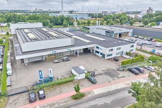 In de Vaartstraat in Genk staat dit bedrijfsgebouw te koop. De ligging aan de Westerring geeft het pand een uitstekende zichtbaarheid. Het gebouw is gelegen op een perceel van 8056m² en werd gebouwd in 3 fases waarvan de laatste fase in 2012. <br /><br />In totaal is er ruim 3000m² aan magazijnruimte met vrije hoogtes variërend van 3.9m tot 9.35m. Het hoge magazijn is voorzien van een luifel van 360m² die buitenopslag toelaat. Daarnaast is er ook 2000m² kantoorruimte voorzien. Het buitenterrein is grotendeels verhard en voorziet in voldoende privatieve parkeergelegenheid. <br /><br />Het pand heeft een topligging in de industriezone Genk-Zuid en is goed ontsloten door de E314 op 6km en de E313 op 7.5km.<br /><br />EPC-NR: X.<br /><br />Voor meer info: 011/39.90.50 of info@jansenrealestate.be