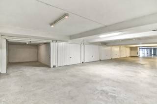 Ondergrondse en volledig afgesloten garagebox te koop, ideaal gelegen en vlot bereikbaar. Deze privatieve garage biedt een veilige en droge parkeerplaats voor uw wagen, fietsen of extra opslag. Dankzij de afgesloten structuur geniet u van optimale bescherming en privacy. De toegang tot het garagecomplex is eenvoudig en comfortabel, wat het gebruik bijzonder aangenaam maakt. Ideaal als investering of voor eigen gebruik.