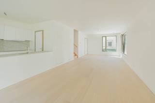 <p>Droom je van een splinternieuwe woning zonder lange wachttijden? Dan is deze volledig afgewerkte en onmiddellijk beschikbare nieuwbouwwoning precies wat je zoekt. Je geniet van alle voordelen van nieuwbouw: energiezuinigheid, hedendaags comfort en een kwalitatieve afwerking, zonder bouwstress.</p><p>De woning ligt in een rustige, autoluwe woonomgeving en biedt een prachtig uitzicht op het omliggende park. Dankzij de grote raampartijen geniet de leefruimte van een overvloed aan natuurlijk licht en een aangenaam groen zicht. De open keuken sluit naadloos aan op de leefruimte en vormt het hart van de woning.</p><p>Met vier volwaardige slaapkamers en twee stijlvolle badkamers is er ruimte in overvloed voor het hele gezin. De hoogwaardige afwerking en energiezuinige technieken zorgen voor een duurzaam wooncomfort en lage energiekosten.</p><p>De ligging combineert rust en bereikbaarheid. Park, wandelpaden, winkels, scholen, openbaar vervoer en belangrijke invalswegen bevinden zich op korte afstand.</p><p>Een ondergrondse autostaanplaats dient afzonderlijk aangekocht te worden, waardoor de bovengrondse omgeving volledig groen, veilig en autoluw blijft.</p><p>Op zoek naar een instapklare nieuwbouwwoning met vier slaapkamers, twee badkamers en een uniek parkzicht? Contacteer ons voor meer informatie of plan een bezoek.</p>