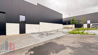 Nouvelle unité PME de 183 m² avec 4 parkings privé à louer. <br /><br />Situation exceptionnelle à la périphérie de Bruxelles, à ZELLIK, près de la très fréquentée Pontbeeklaan (N9) qui, après 2 km, offre un accès facile à la R0 et à la E40 via la sortie et l'entrée Groot-Bijgaarden.<br /><br />L'unité brute a une hauteur libre de 6 m et est constituée d'une structure en acier combinée à du béton (3 m de haut) et des panneaux sandwich. Le hangar est accessible par une porte sectionnelle automatique (4 m H x 4 m L) avec porte d'accès et est équipé d'un sol en polybeton, d'une verrière avec trappe d'évacuation de fumée, d'un système de détection d'incendie et de conduites individuelles (eau, électricité (32 A), données).<br /><br />Il y a également un réservoir d'eau de pluie privé (5 000 L). La structure du toit permet d'installer des panneaux solaires (15 kg/m²) et des équipements techniques (5 kg/m²).<br /><br />Idéal pour les débutants et/ou les personnes qui ont besoin de peu d'espace de stockage dans les environs de RO, E19 et E40.<br /><br />Contactez <strong>PANORAMA B2B</strong> pour des informations (techniques) complémentaires, des plans ou une visite sans engagement au <strong>0477 07 30 30.</strong>