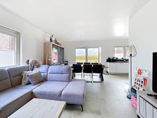 LIEU :<br /><br />La maison est située dans la campagne à Ruiselede, près du centre de Doomkerke. Ici, vous pouvez vous détendre complètement.<br />Cependant, vous êtes à une courte distance des autoroutes et des installations qu'Aalter a à offrir.<br /><br />MISE EN PAGE :<br /><br />Hall d'entrée - toilettes - bureau/chambre 1 avec douche et lavabo - salon avec cuisine ouverte équipée de tous les appareils électroménagers - grand débarras.<br /><br />Hall supérieur - 3 chambres - salle de bain avec baignoire, toilettes et lavabo - grenier par trappe.<br /><br />INFORMATIONS SUPPLÉMENTAIRES :<br /><br />Ce bien sera disponible sur préavis à partir du 01/09/2025. <br />D'un commun accord, il pourrait également être disponible à partir du 15/07/2025.<br /><br />Le chauffage central est fourni au gaz. Chauffage au sol en bas, radiateurs en haut. EPC Un score !<br /><br />Le jardin est entièrement aménagé et clôturé. Une terrasse bien exposée est également à votre disposition.<br />En plus de la présence d'un garage, une place de parking à l'avant sera également prévue par logement.<br />La maison est entièrement peinte et équipée de luminaires (espace de vie extérieur et cuisine).<br />Il y a une grande pièce de rangement adjacente à la cuisine.<br />Des panneaux solaires sont également fournis par maison, ce qui permettra d'améliorer les factures d'énergie.<br /><br />DEMANDE DE VISITE :<br /><br />Vous souhaitez visiter cette propriété ? N'oubliez pas de demander votre visite via MijnhuurProfiel ! N'oubliez pas de consulter également la visite virtuelle disponible sur le site Web de Dewaele !