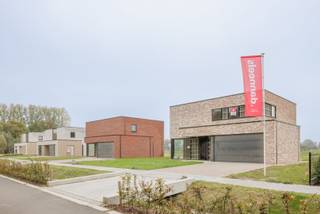 Modern, rustig, ruim en energiezuinig wonen? Dat kan in deze prachtige open bebouwing in de Kromstraat in Kruibeke.<br /><br />De woning wordt heel energiezuinig (E-peil 12) en uitgerust met een geothermische warmtepomp, vloerverwarming, zonnepanelen en een ventilatiesysteem met warmterecuperatie. Wat ook fiscaal wordt beloond.<br /><br />Met 207 m² woonoppervlakte heeft deze woning een gezin veel te bieden. Met o.a. een lichtrijke open ingedeelde woonkamer, ingerichte eilandkeuken en badkamer, een grote tuin met mooi landelijk vergezicht, een dubbele garage, oprit, terras, 4 ruime mooie slaapkamers, een afgewerkte badkamer en berging.  <br /><br /><span>We werken jouw nieuwe thuis sleutel-op-de-deur voor je af, met een vaste prijs en oplevertermijn.  De binnenafwerking kan je afstemmen op jouw smaak en voorkeuren. Onze klantenbegeleider staat voor je klaar tijdens het hele realisatietraject.  </span>